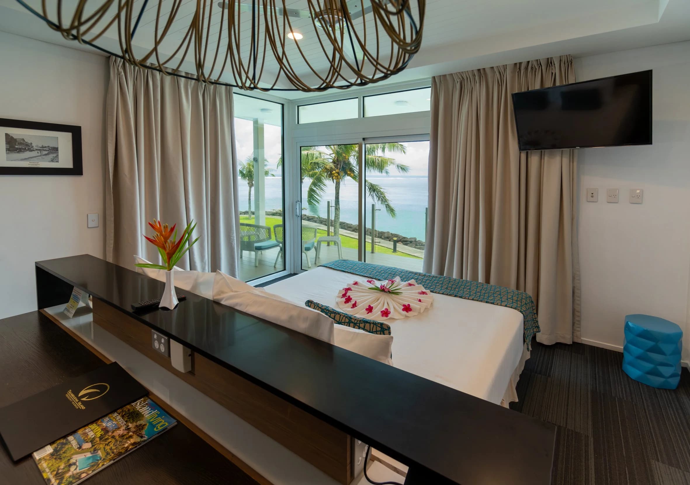 Deluxe Oceanview King bed